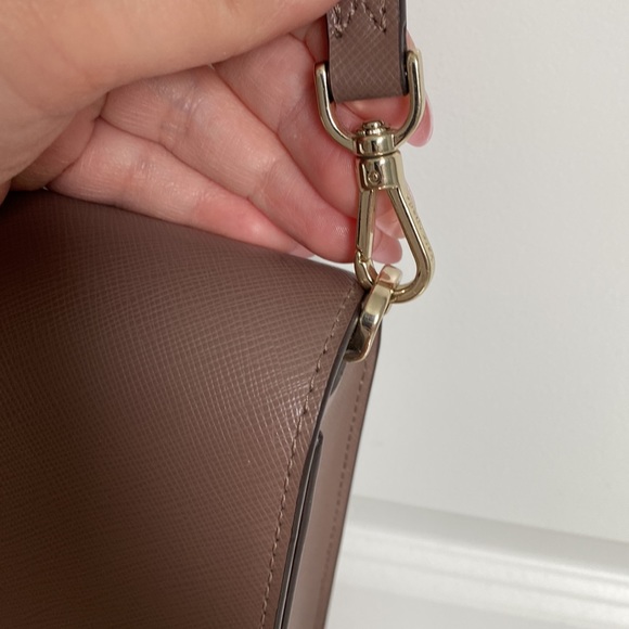 Kate Spade crossbody with removable and adjustable should strap. - Picture 4 of 10